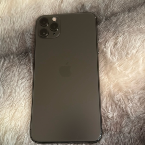 NEW Apple iPhone 11 Pro Max 258 GB - Picture 1 of 2